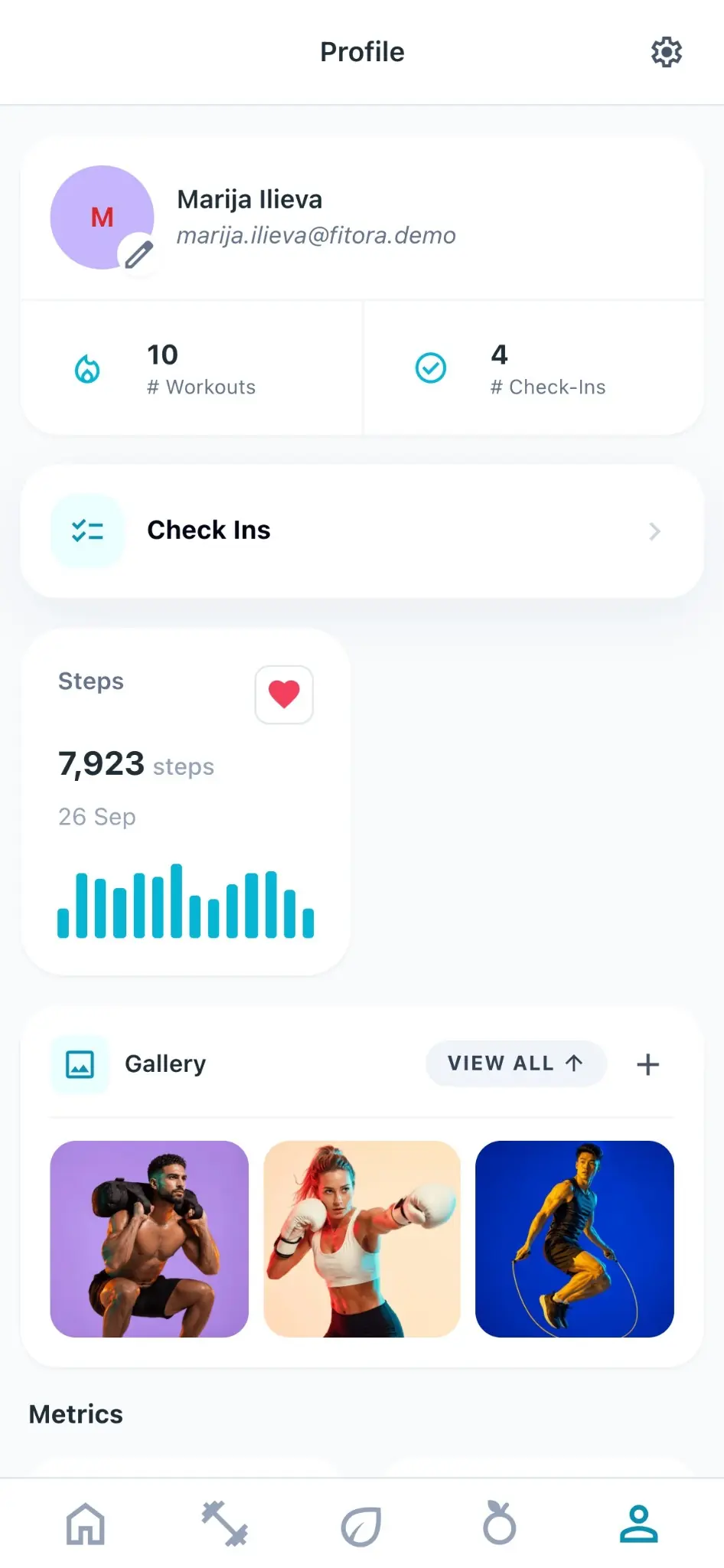 A client profile in the Fitora app, with workouts, check-ins, and a progress photo gallery